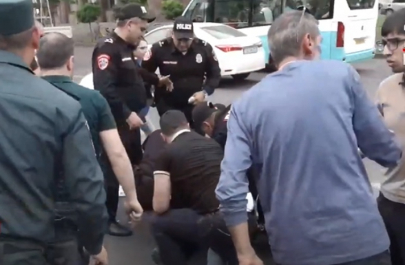 Լարված իրավիճակ. հնչում են հայհոյանքներ, ոստիկանները քաշքշում են քաղաքացիներին (տեսանյութ)